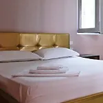 Aurelis 호텔 Bërxull